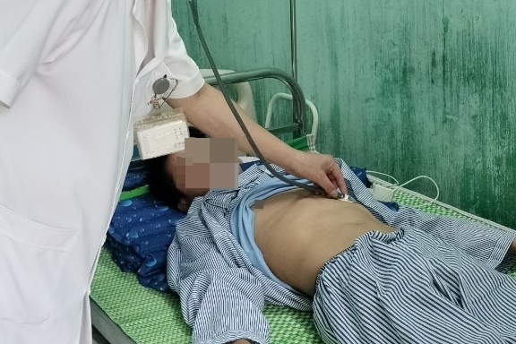 Nam thanh nien bi uon van the nang vi dap thao duoc vao vet thuong hinh anh