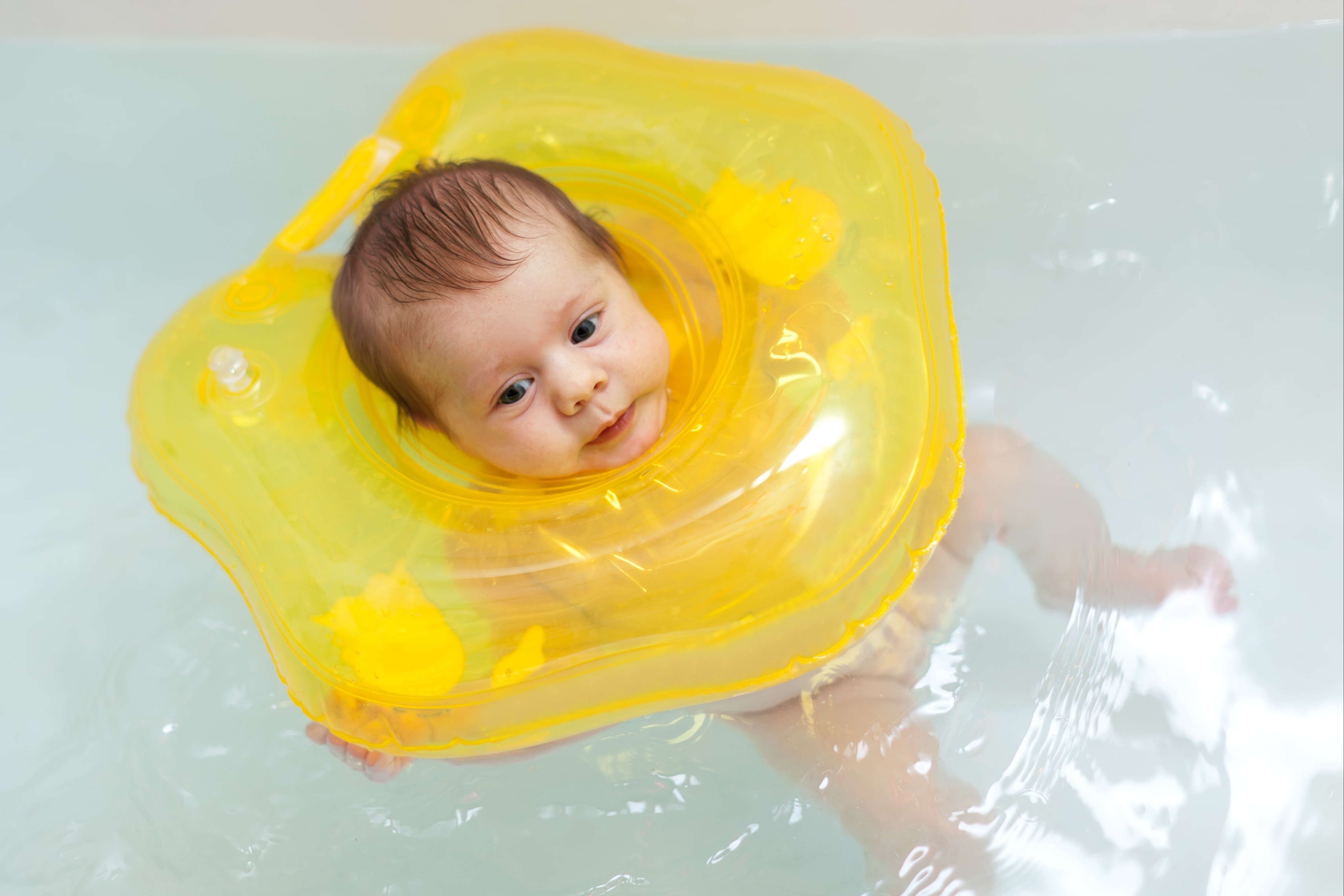 Co nen cho tre so sinh boi thuy lieu? hinh anh