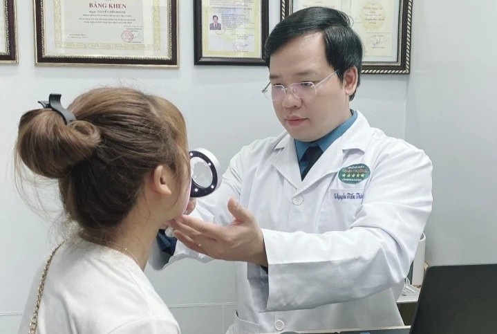 Theo chi di xam, thieu nu 15 tuoi ta hoa khi moi moc day mun mu hinh anh