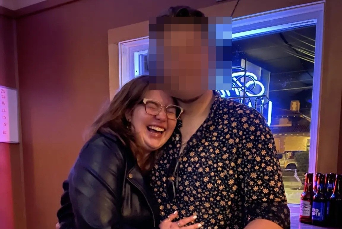 Co gai My mac chung di ung voi ban trai hinh anh