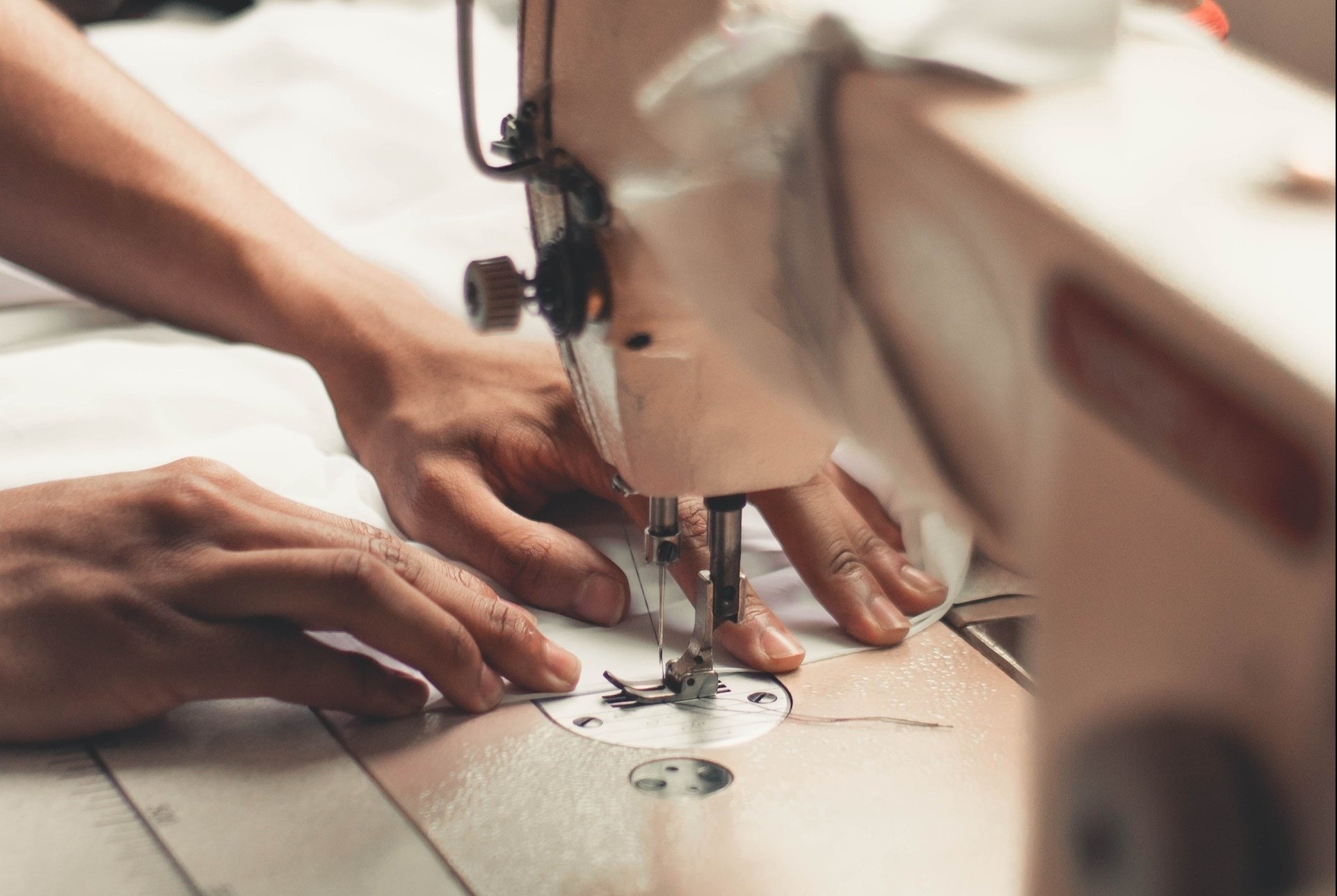 Dau kim khau dam xuyen ngon tay nguoi phu nu hinh anh