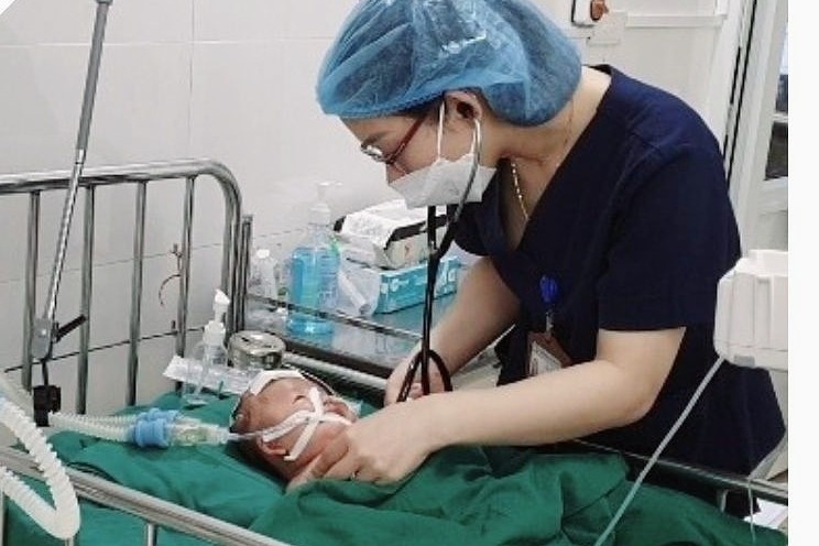 Bac si thuyet phuc gia dinh de duoc cuu be so sinh dang nguy kich hinh anh