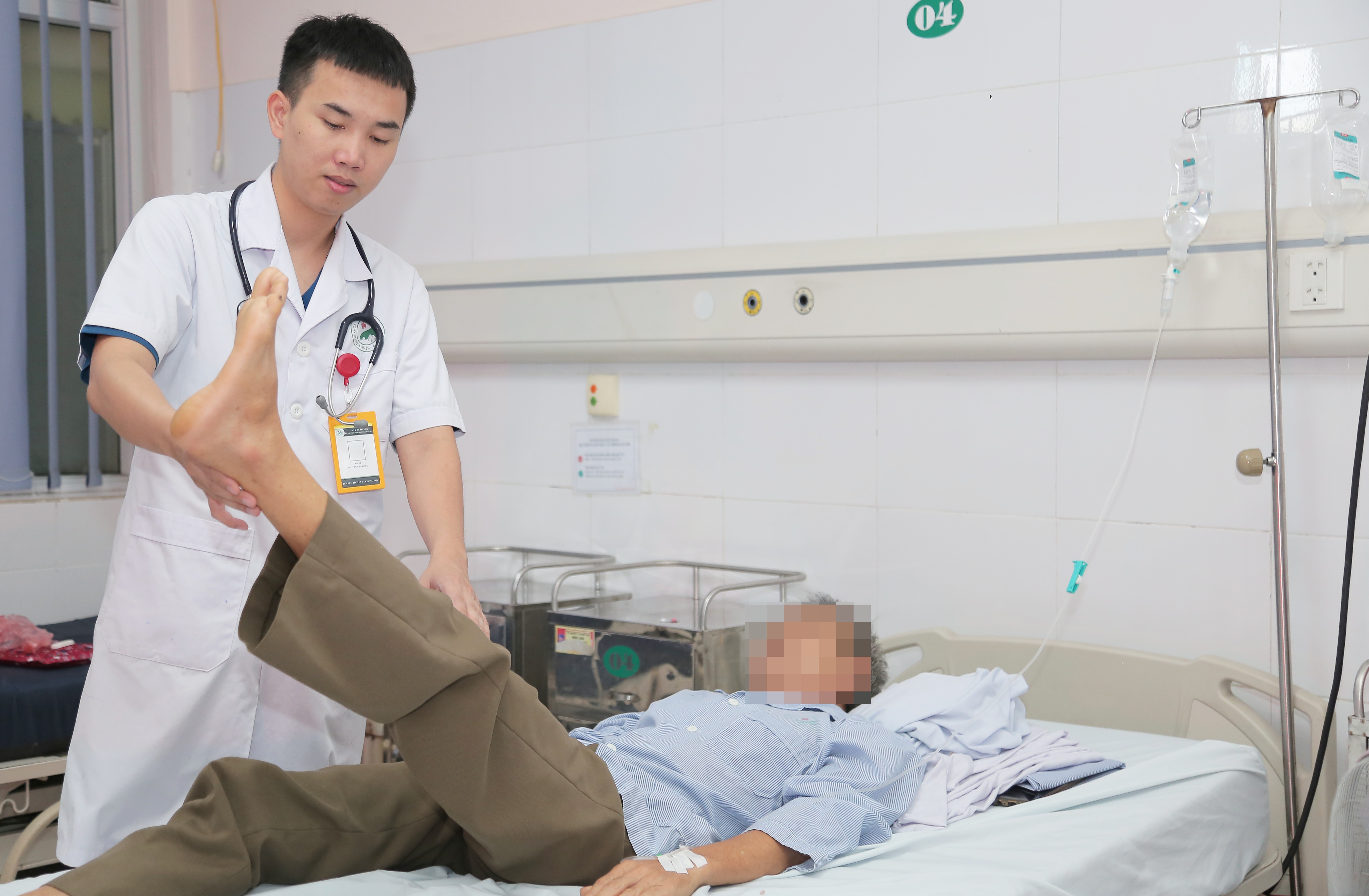 Dau hieu canh bao giup 2 nguoi bi dot quy duoc cuu song hinh anh