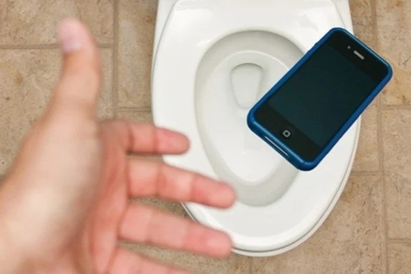 Dieu gi xay ra khi mang dien thoai di dong vao toilet? hinh anh