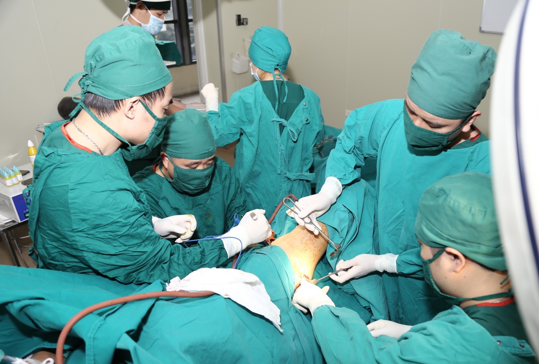 Nam thanh nien bi thanh sat dam xuyen mong hinh anh