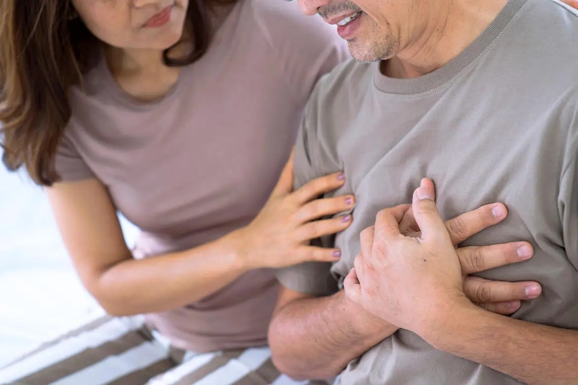 Bat ngo phat hien bi benh hiem vi hay dau lung, dau nguc hinh anh