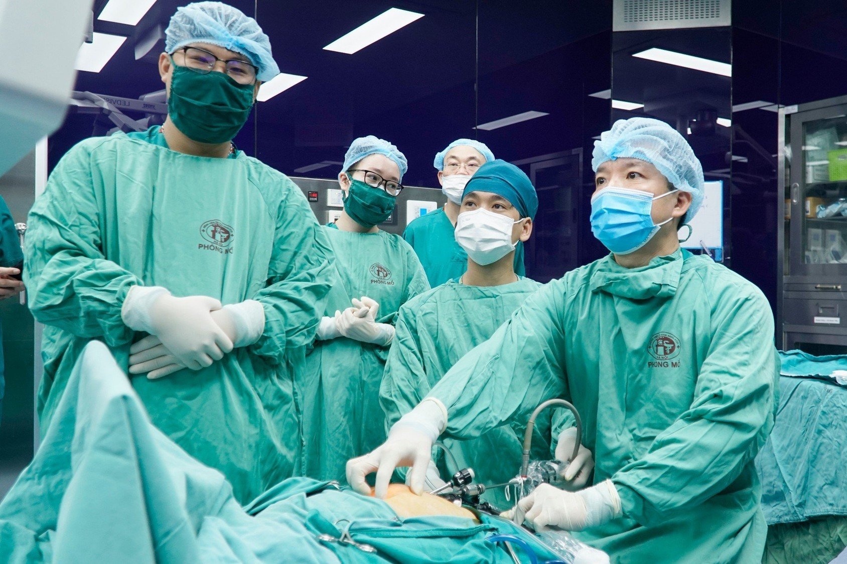 Vo chong nguoi Australia dua con gai den Viet Nam chua benh nang hinh anh