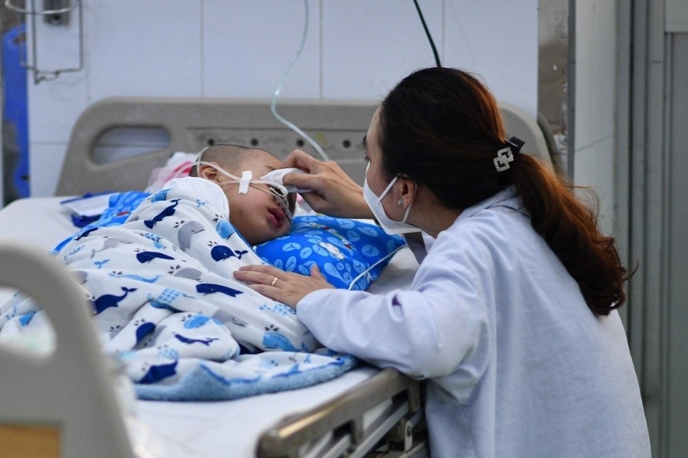 Bo Y te dang no luc de som co vaccine trong tiem chung mo rong hinh anh