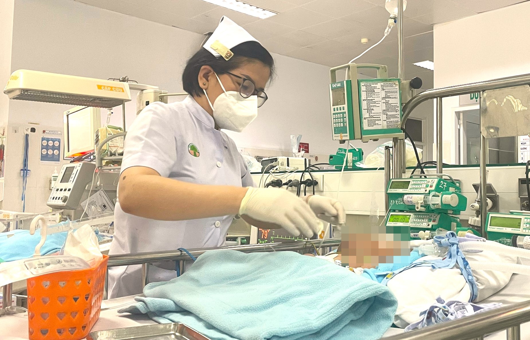 Uong nham nuoc rua dong co, be 5 tuoi tu vong thuong tam hinh anh
