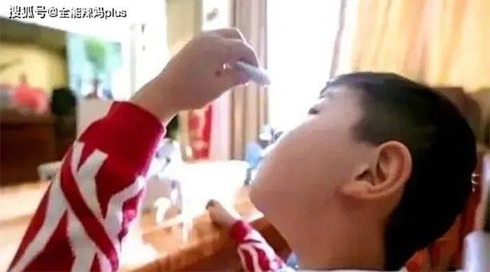 Cau be nho keo 502 vao mat, cach xu ly cua nguoi cha duoc bac si khen hinh anh