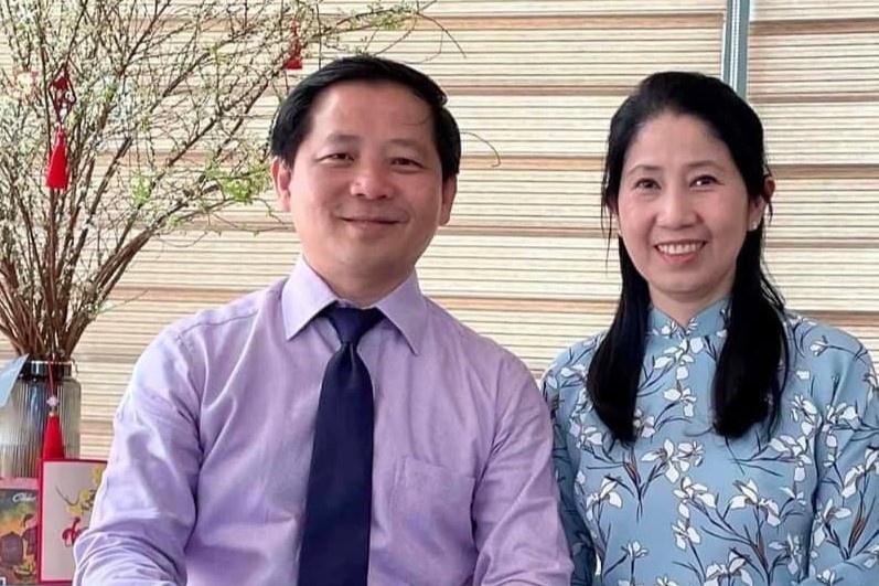 Bac si Viet duoc moi bien soan sach ve thu tinh ong nghiem hinh anh