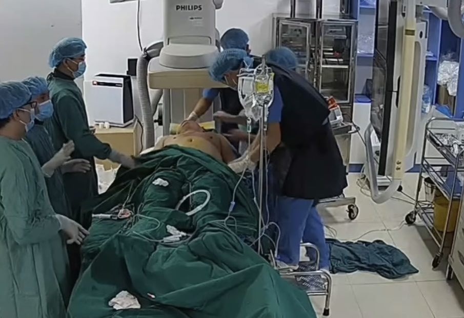 Nguoi dan ong 'chet di song lai' 7 lan hinh anh