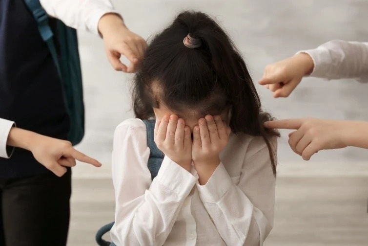 Be gai 12 tuoi hoang loan nhap vien nghi do bi ban danh hinh anh