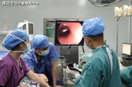 Cau be khoe bi mat muon ke, me nghe xong lap tuc dua vao benh vien hinh anh