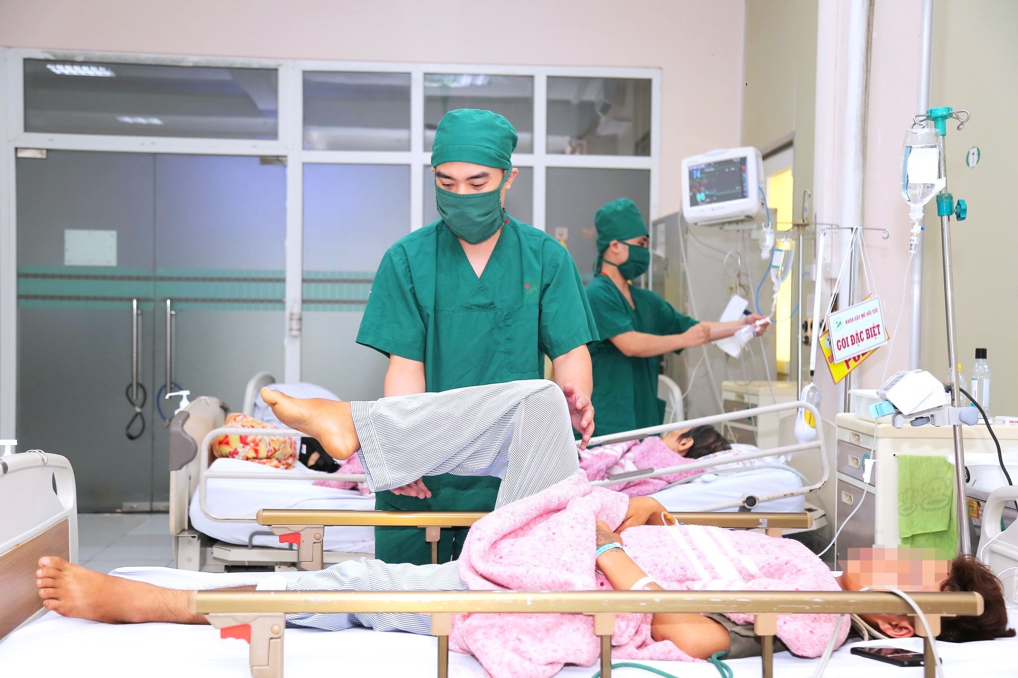 Cu nga khien chang trai 19 tuoi bi liet ca hai chan hinh anh