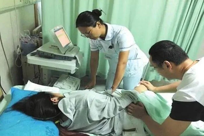 Con dau moi sinh keu buon ngu, me chong lap tuc dua vao vien hinh anh