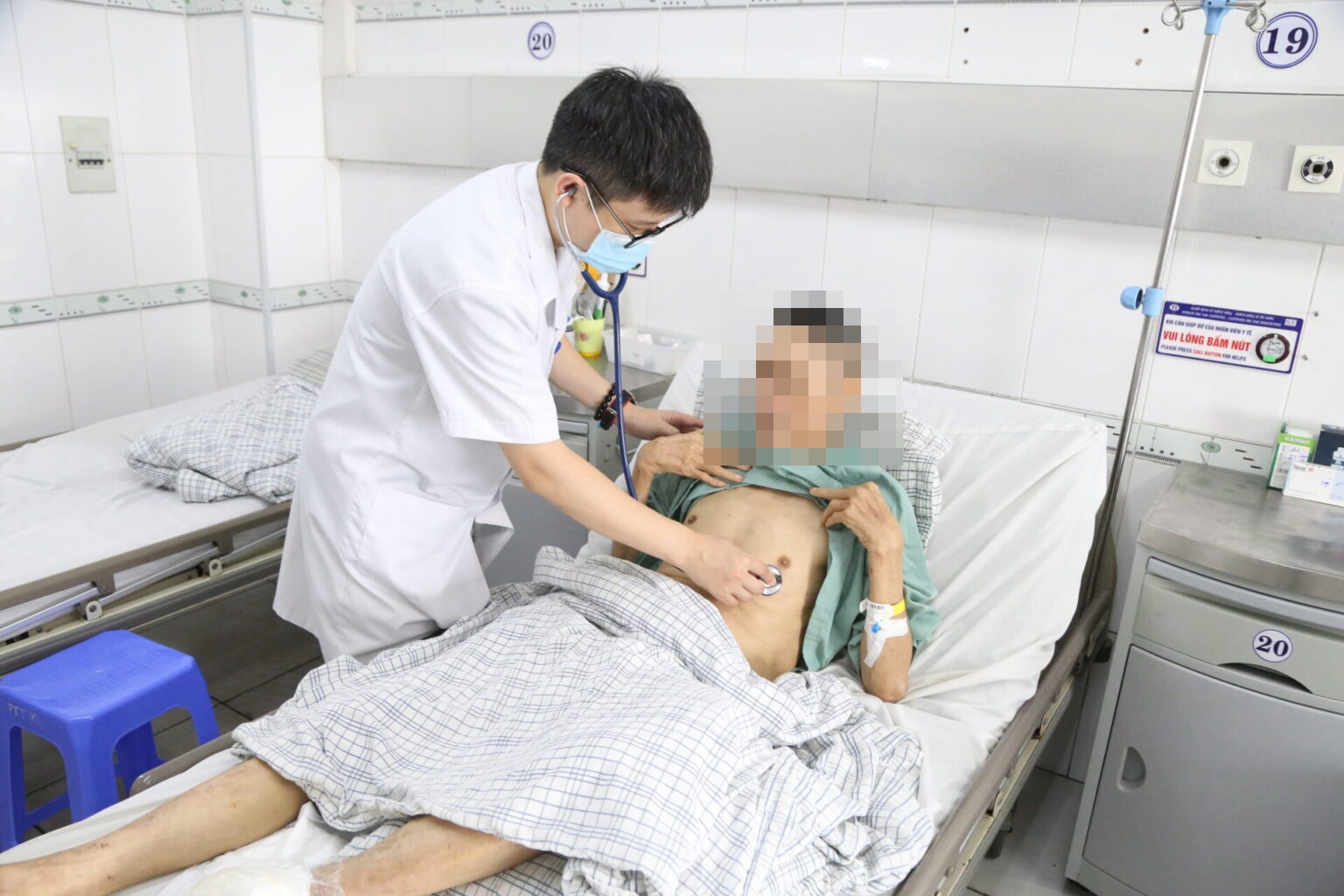 Nguoi dan ong phai cat chan vi mac benh ly thuong gap hinh anh