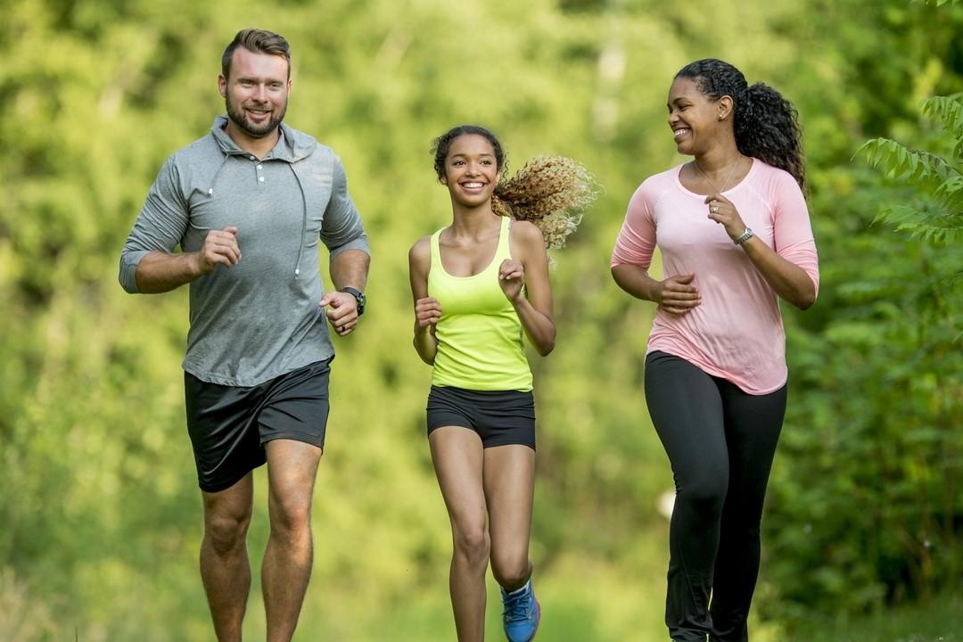 Vuot qua tram cam nho chay bo hinh anh