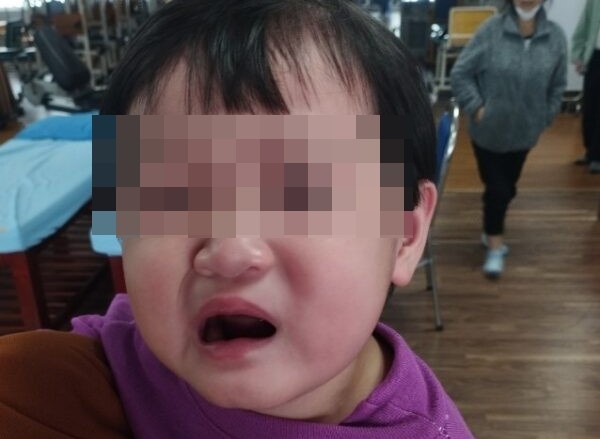 Be 2 tuoi bi meo mieng vi di choi buoi toi lanh hinh anh