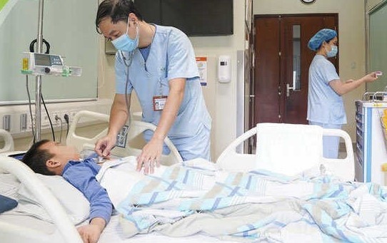 Be trai 6 tuoi bi vo khi quan khi choi xe dien hinh anh