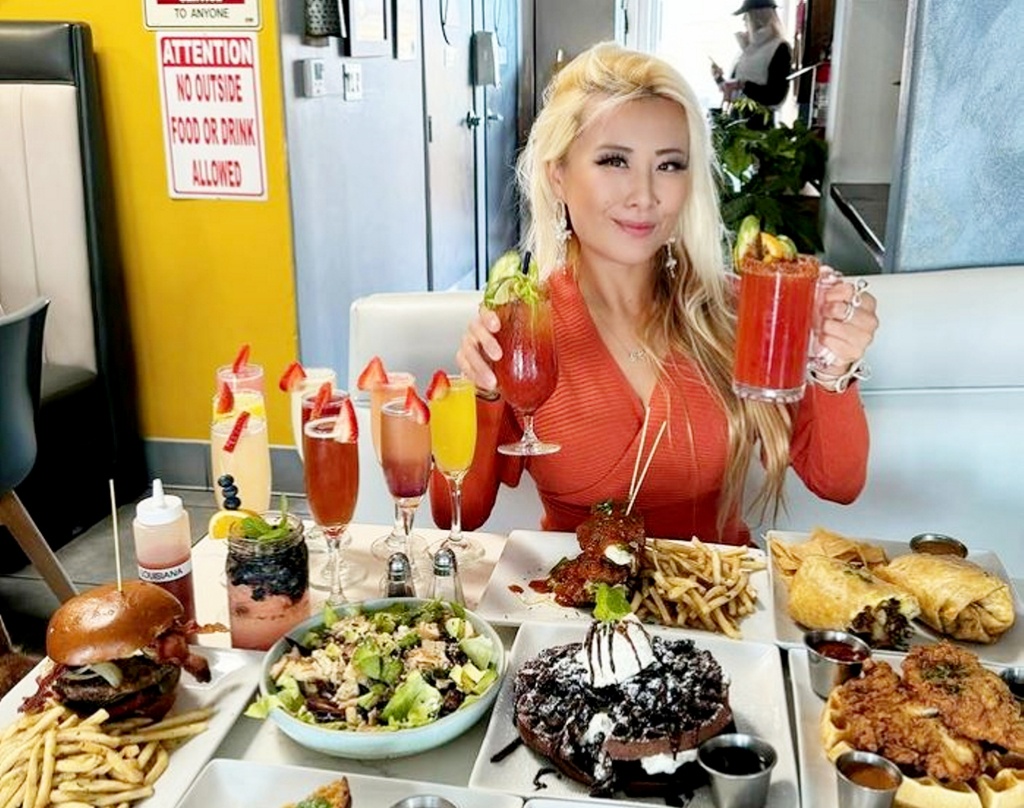 Co gai co da day 'vo tan' khi an 100 cai banh bao trong 10 phut hinh anh