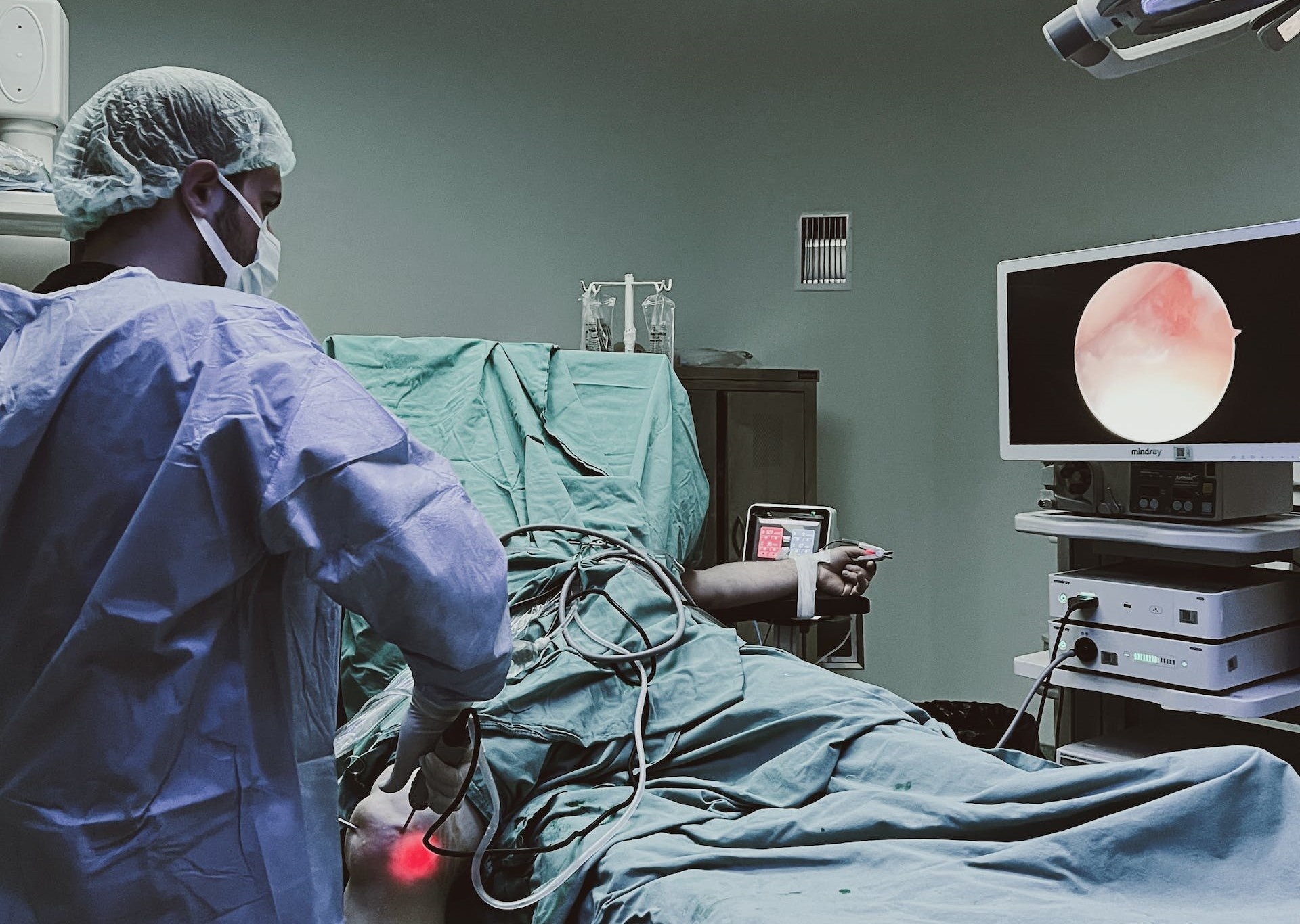 Be gai bi dut lia canh tay vi nga xe may hinh anh