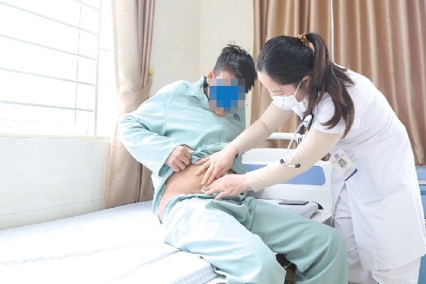 Phat hien ung thu tuyet tien liet vi trieu chung la khi di ve sinh hinh anh