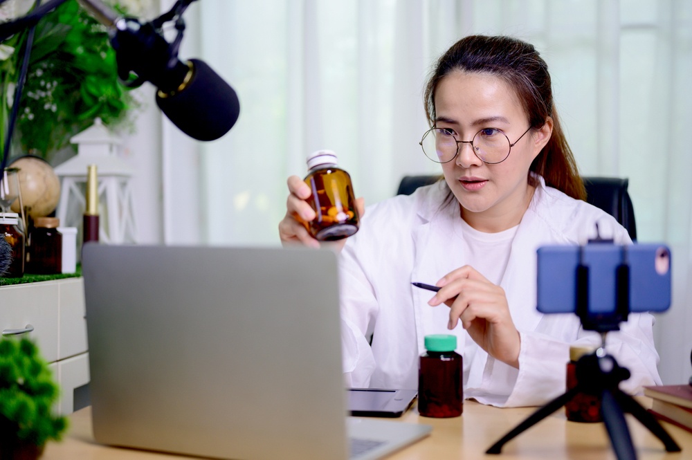 Quang cao thuc pham suc khoe tran lan tren mang, bac si buc xuc hinh anh