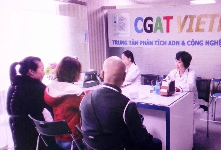 Chong 55 tuoi co con voi nguoi khac, vo khuyen di xet nghiem ADN hinh anh