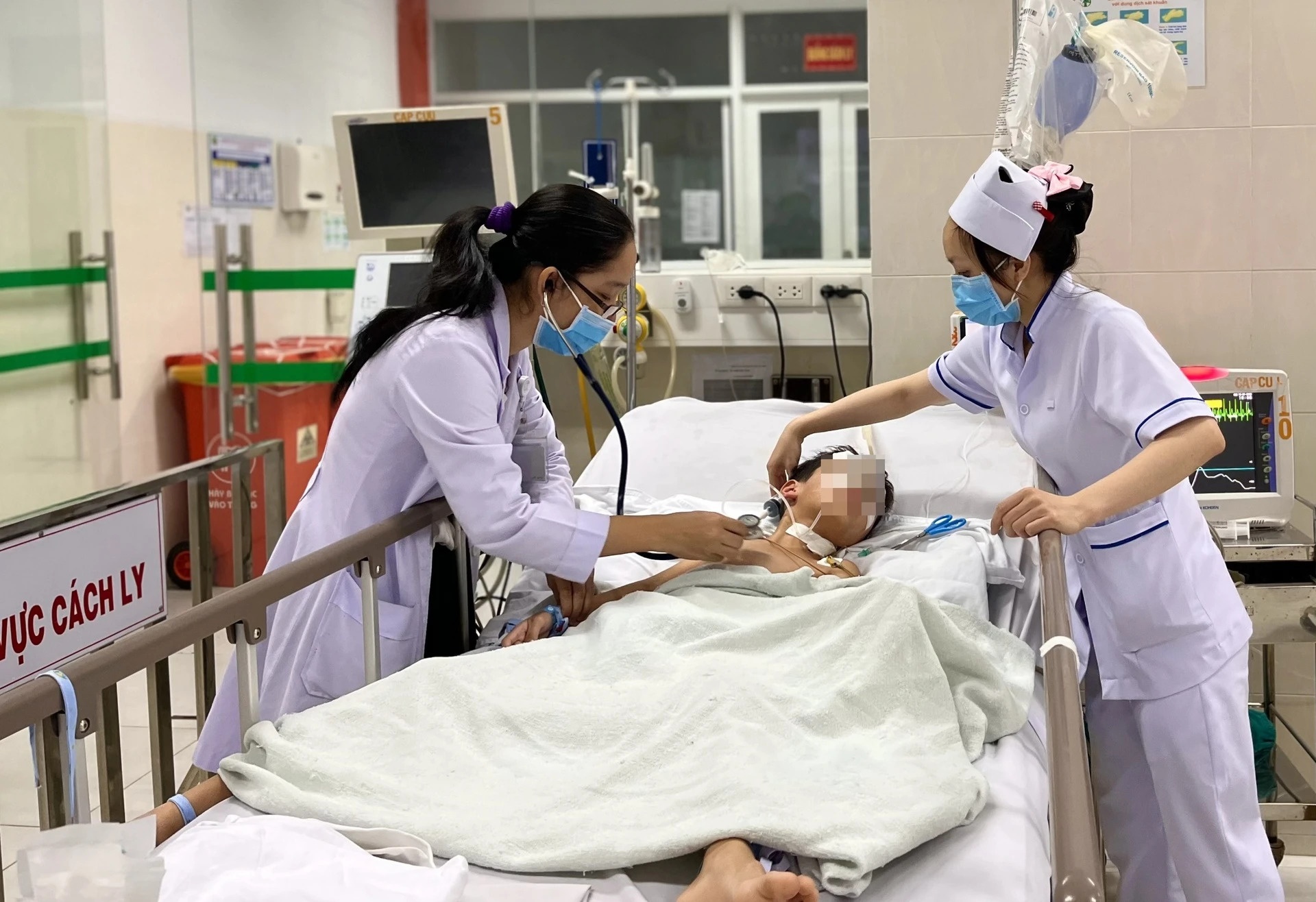 Be trai 12 tuoi nhap vien vi tong xe vao cot dien hinh anh