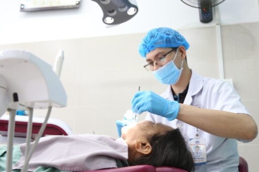 Dau den mat an, mat ngu sau khi nho rang hinh anh