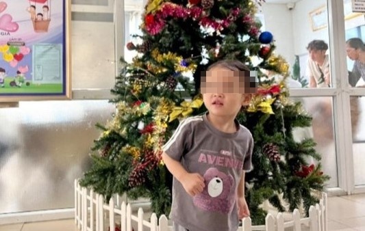 Em be Lao duoc bo me dua sang Viet Nam va tim hinh anh