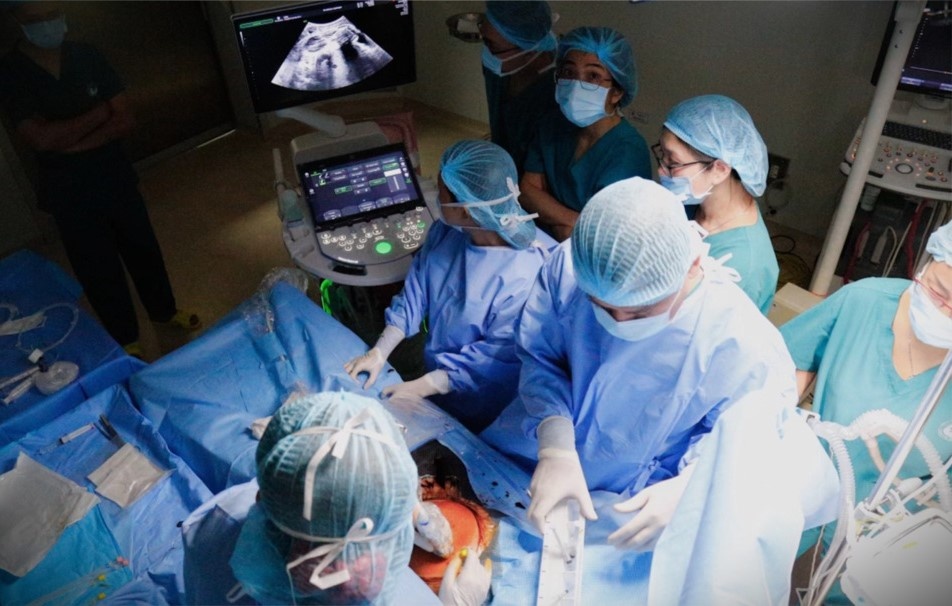 Bac si TP.HCM thong tim xuyen tu cung de cuu bao thai hinh anh