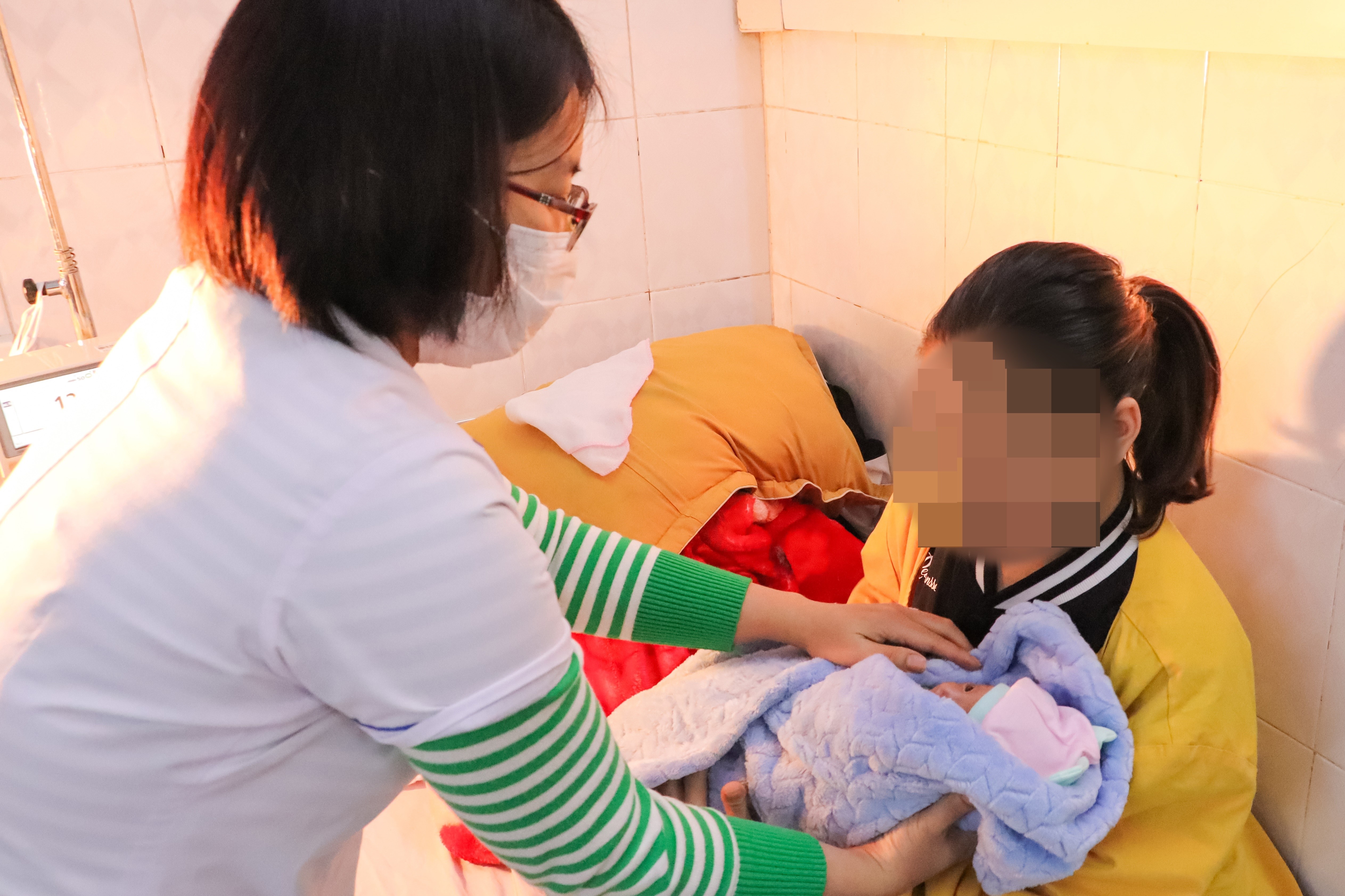 Be sinh non nang 700 gram duoc nuoi song ky dieu hinh anh