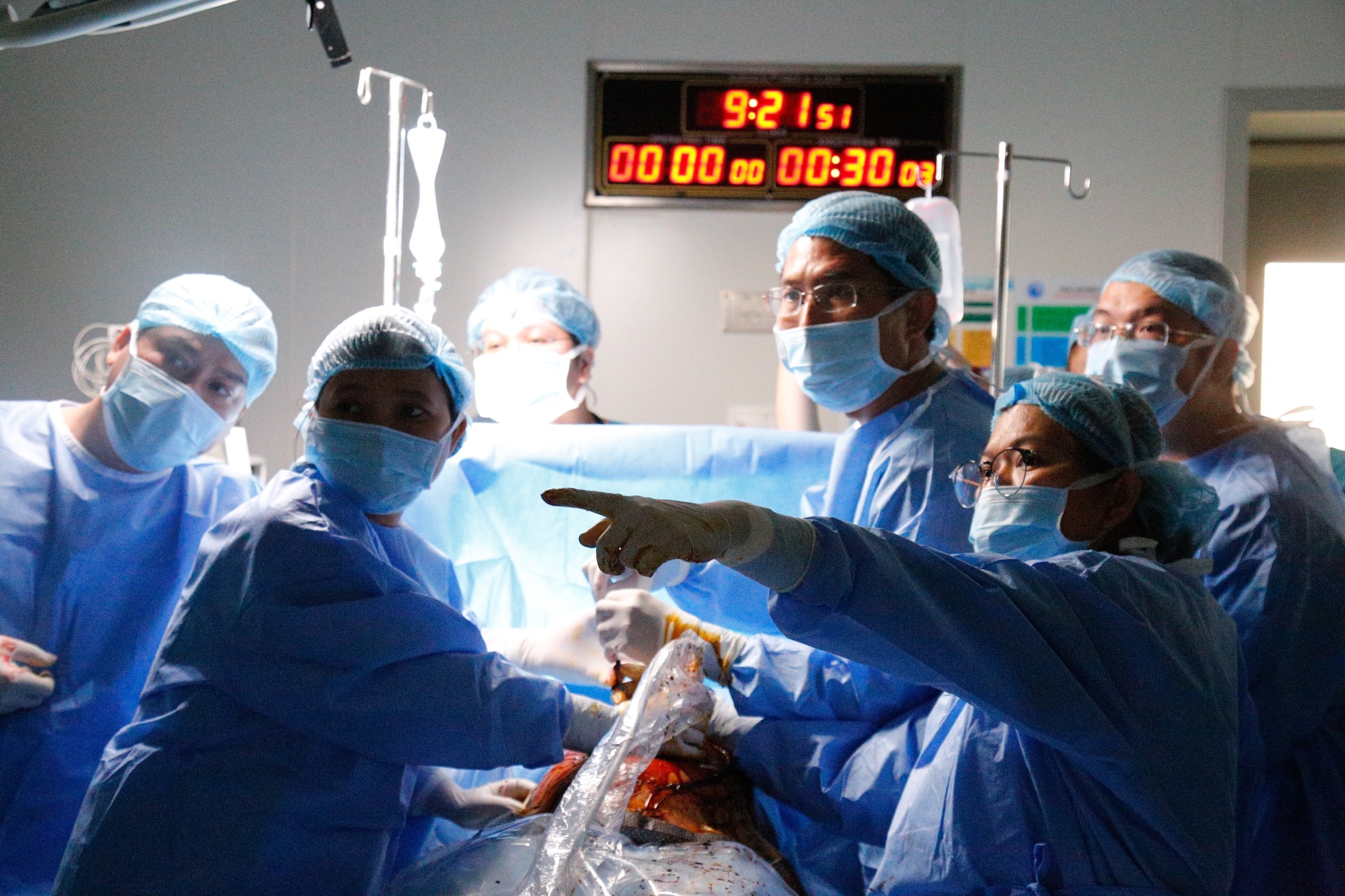 Phia sau ky tich xuyen kim qua tu cung cuu bao thai cua bac si TP.HCM hinh anh