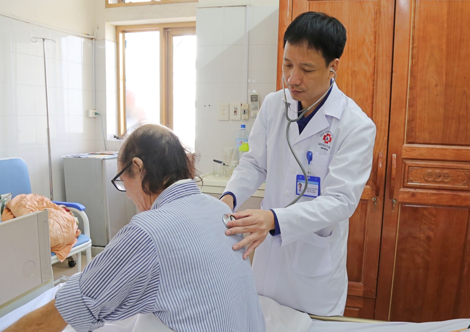 Nguoi dan ong phat hien bi ung thu nho 2 trieu chung quen thuoc hinh anh