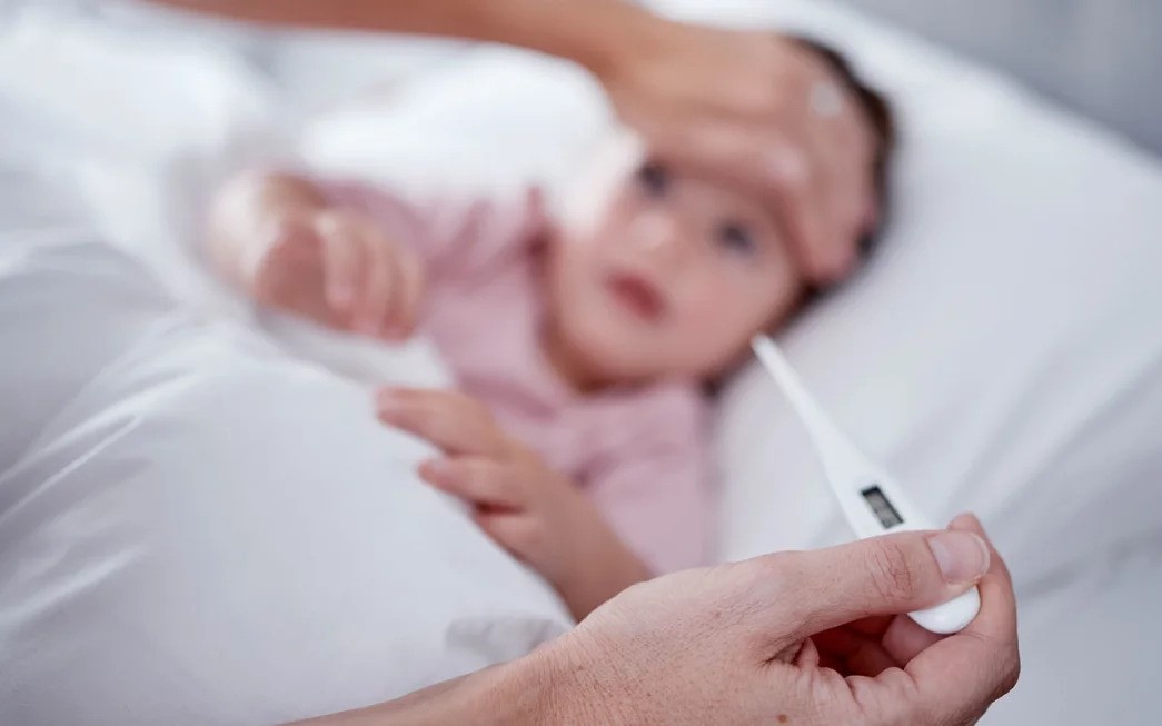 Sai lam can tranh khi con bi sot co giat hinh anh