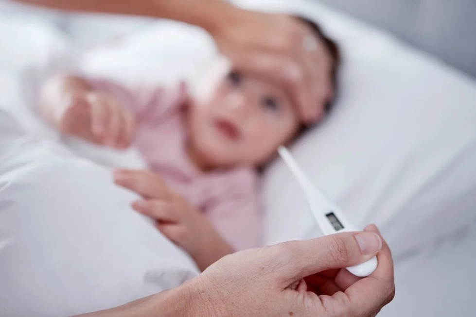 Sai lam can tranh khi tre bi tieu chay hinh anh