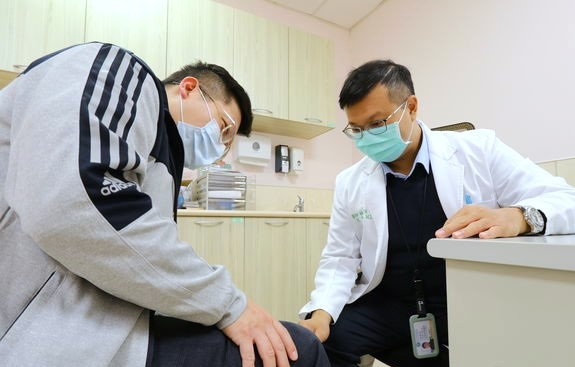 Nguoi dan ong bi suy than vi uong vitamin theo kieu doc hai hinh anh