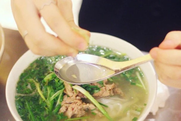An pho co nen vat chanh? hinh anh