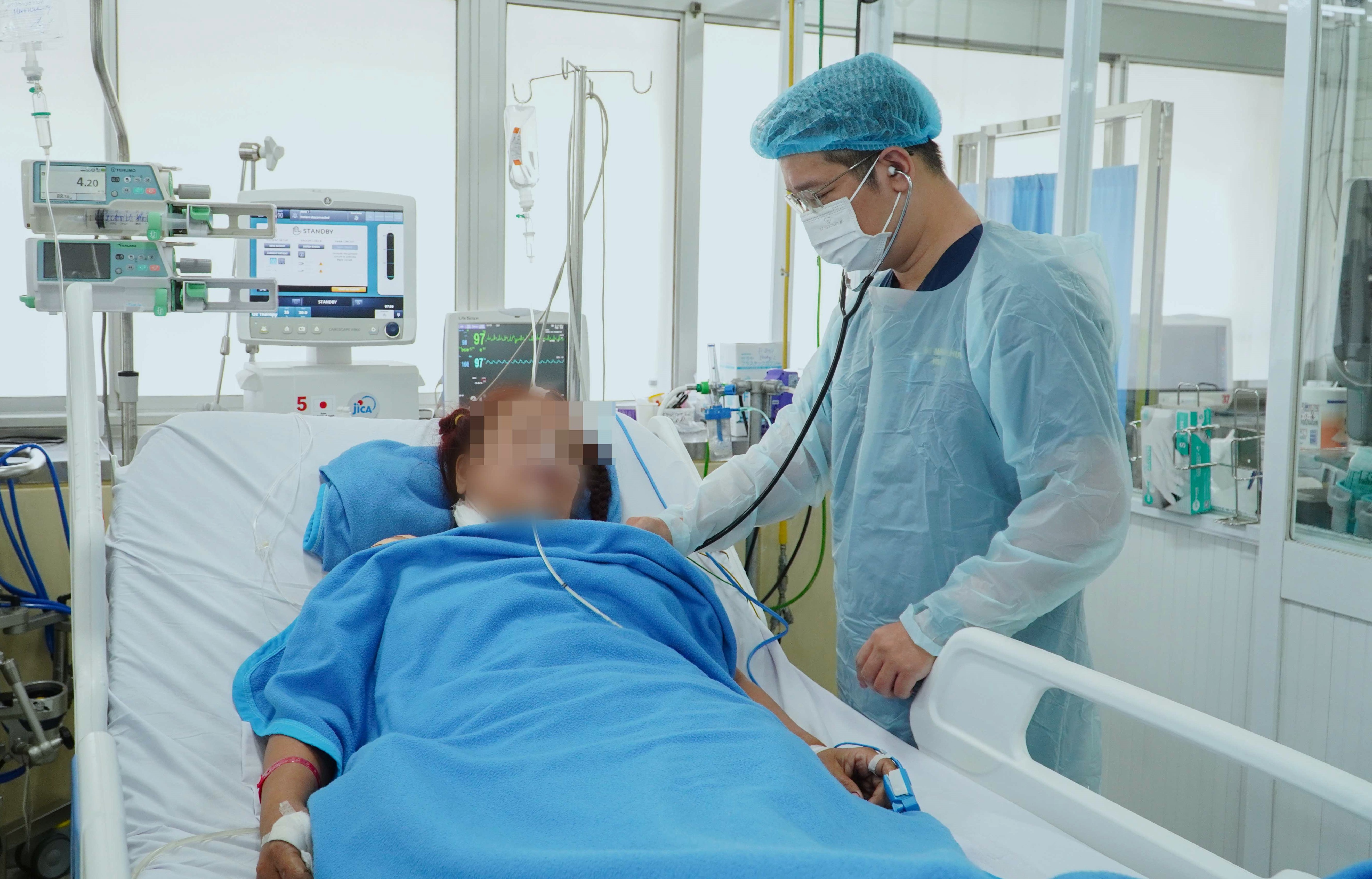 Nguoi phu nu nhap vien voi 17 nhat dam hinh anh