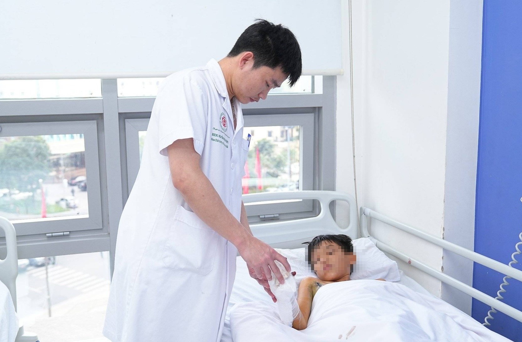 Be trai 12 tuoi bi dap nat tay vi nghich phao hinh anh