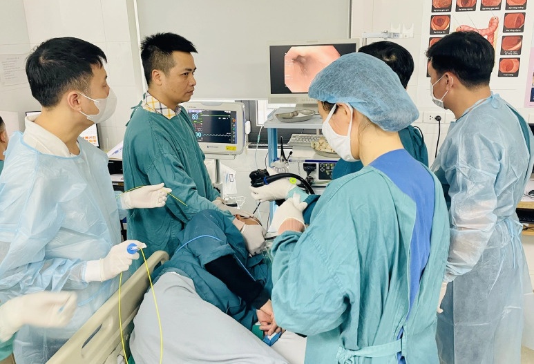 Phat hien 2 benh ung thu cung luc tu dau hieu o that lung hinh anh
