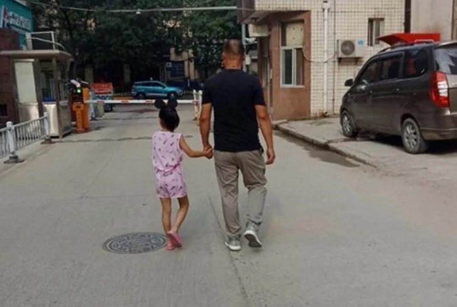 Nguoi cha doi xet nghiem ADN vi thay con gai khong giong minh hinh anh