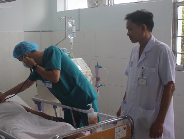 nhap vien ngo doc ruou anh 1