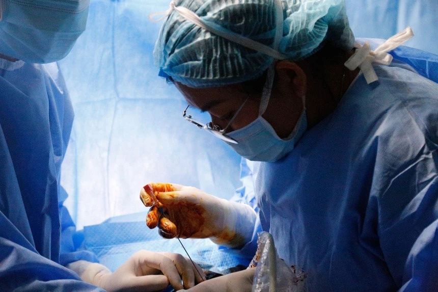 Lan thu 2 bac si Viet Nam xuyen kim qua tu cung cuu bao thai hinh anh