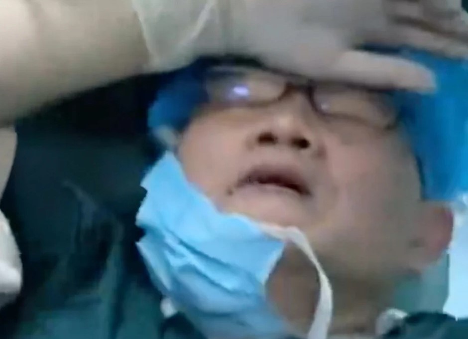 Bac si 64 tuoi nga quy sau 30 phut cap cuu cho mot em be hinh anh