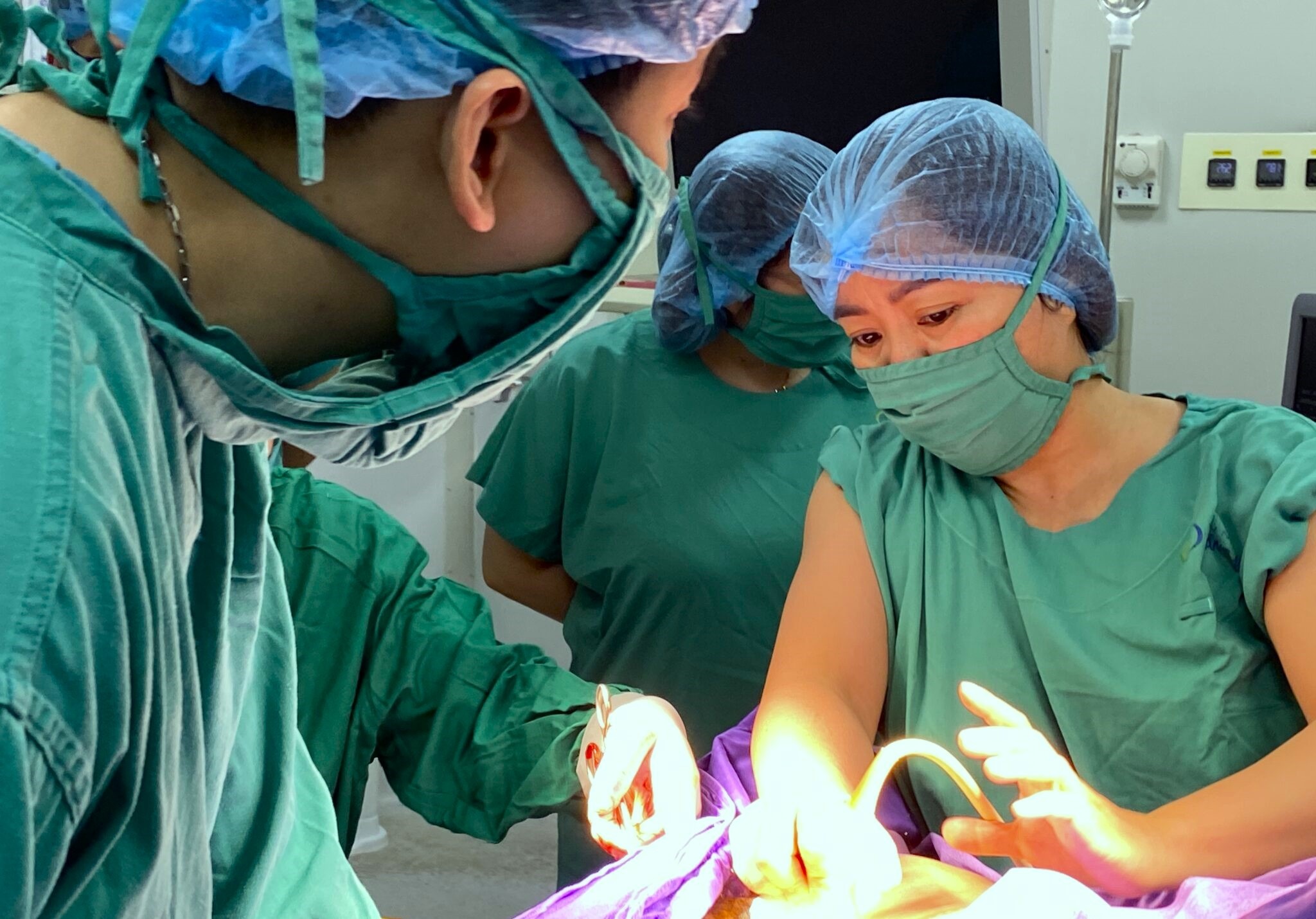 Huy dong toan bo y bac si hien mau cuu nguoi phu nu bi bang huyet hinh anh