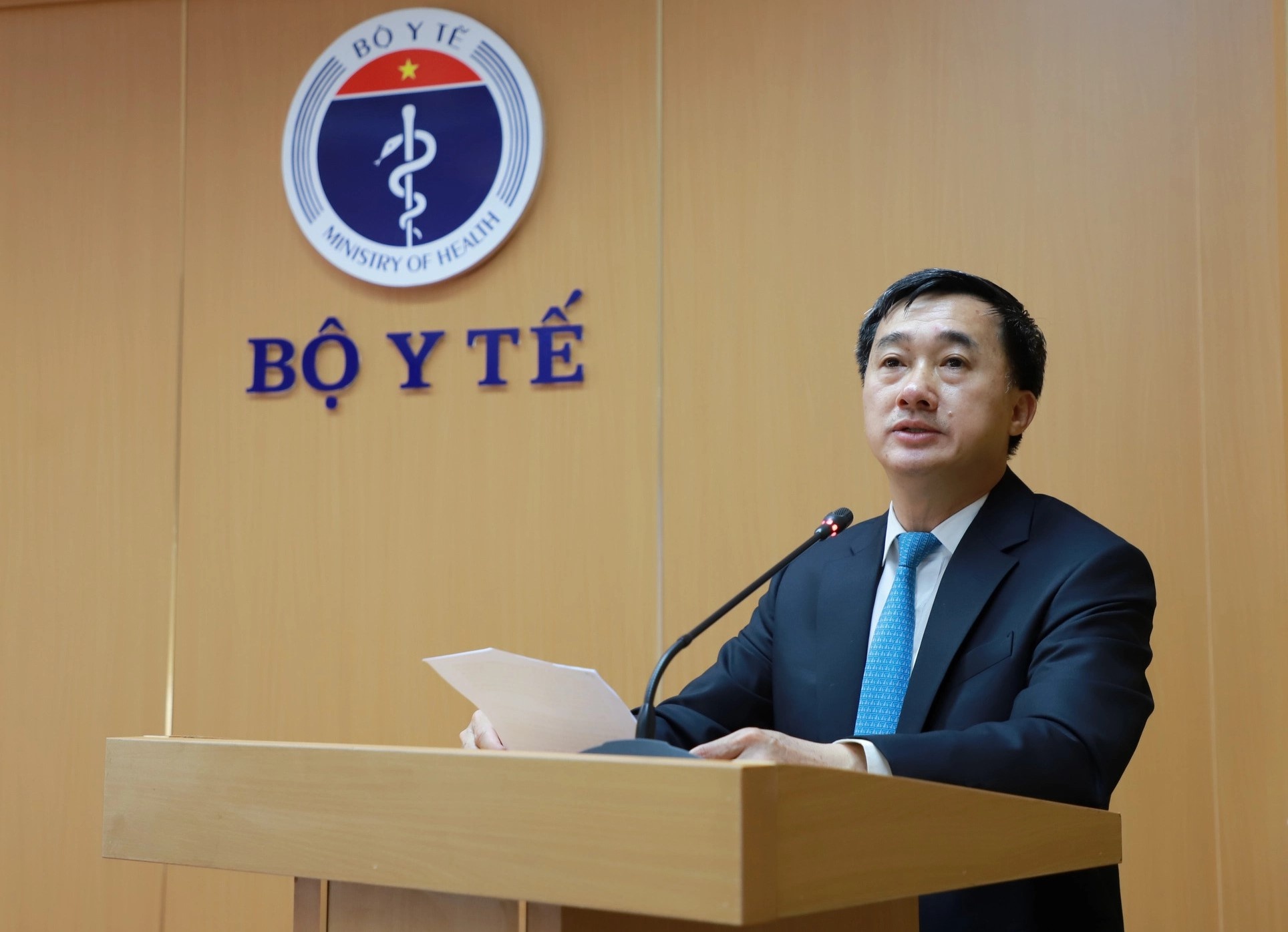 Y te Viet Nam lien tuc don nha dau tu nuoc ngoai, Bo Y te noi gi? hinh anh
