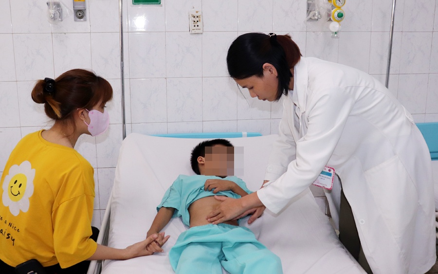 Be trai 9 tuoi vo noi tang vi nga xe dap hinh anh